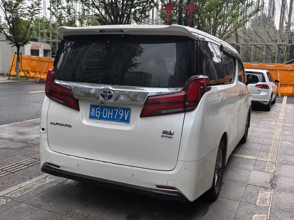 Toyota Alphard — фото 5