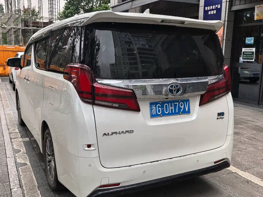 Toyota Alphard — фото 6