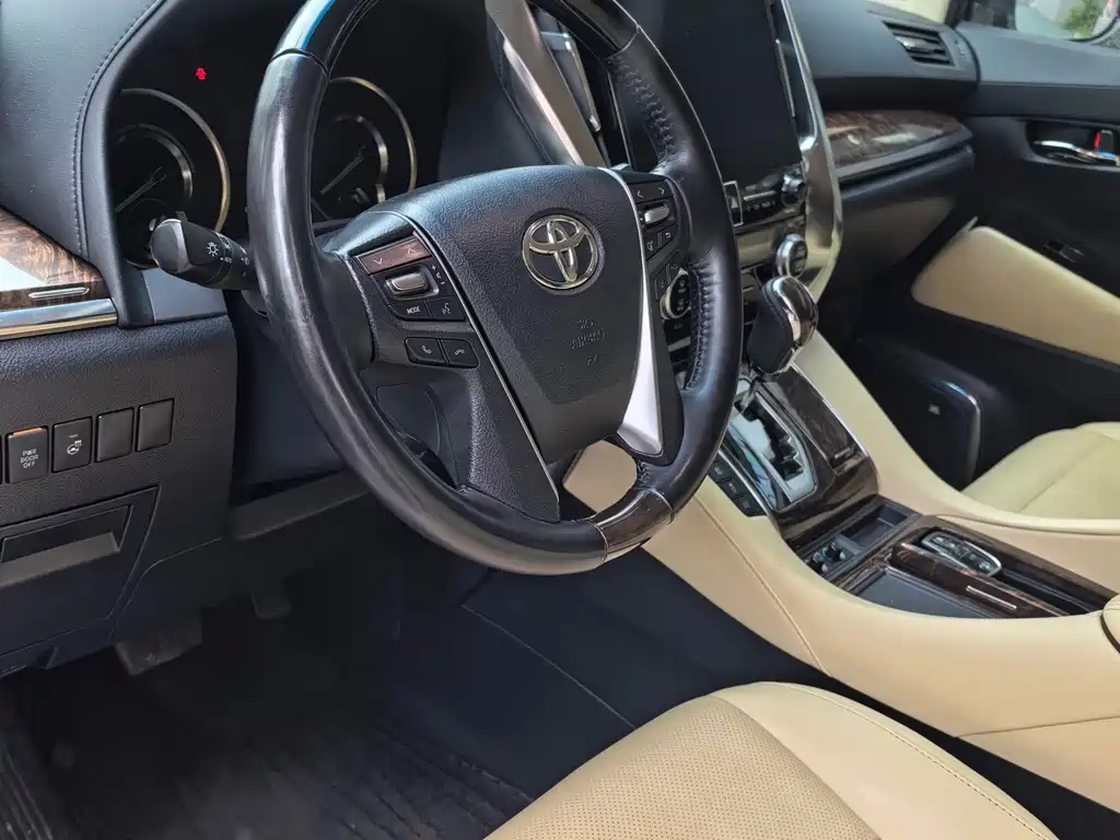 Toyota Alphard — фото 7