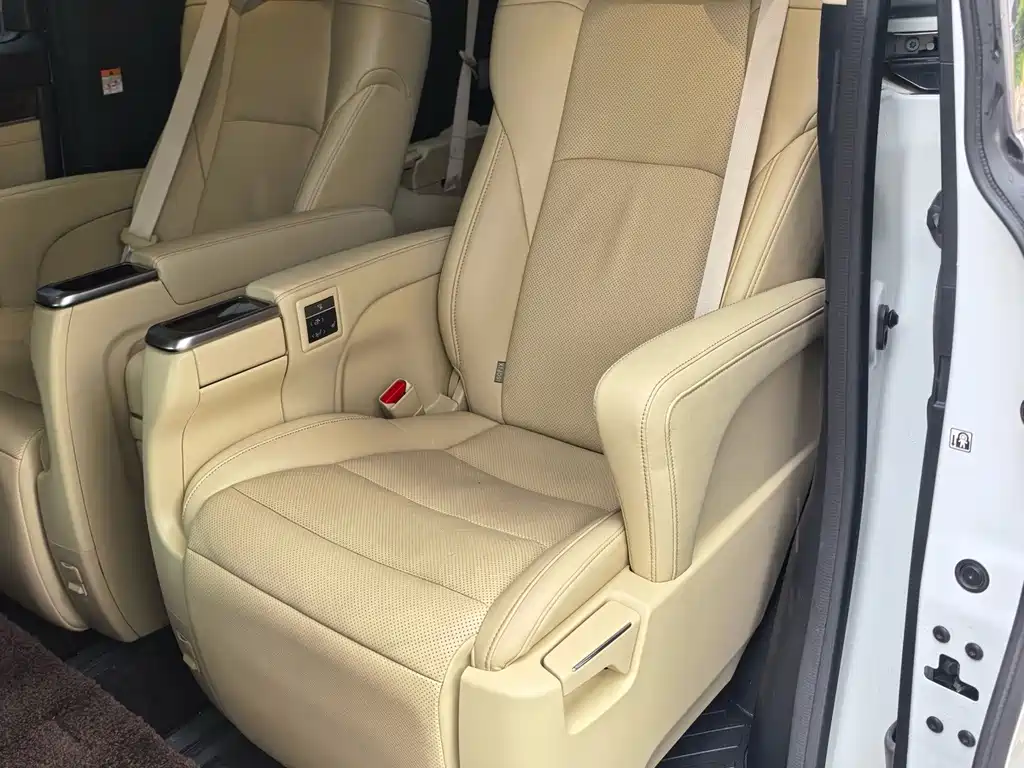 Toyota Alphard — фото 8
