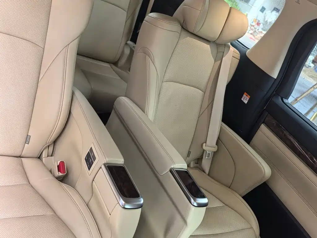 Toyota Alphard — фото 9