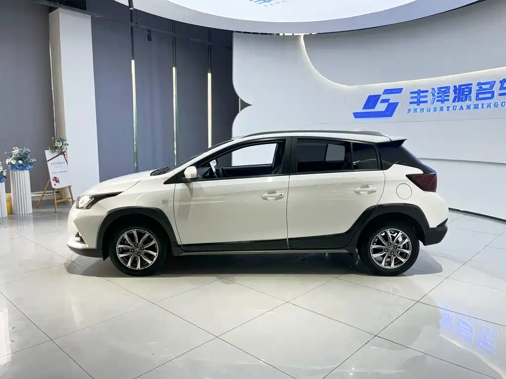 Toyota Yaris L — фото 3