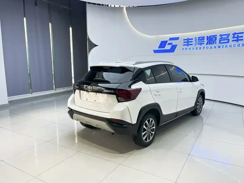 Toyota Yaris L — фото 4