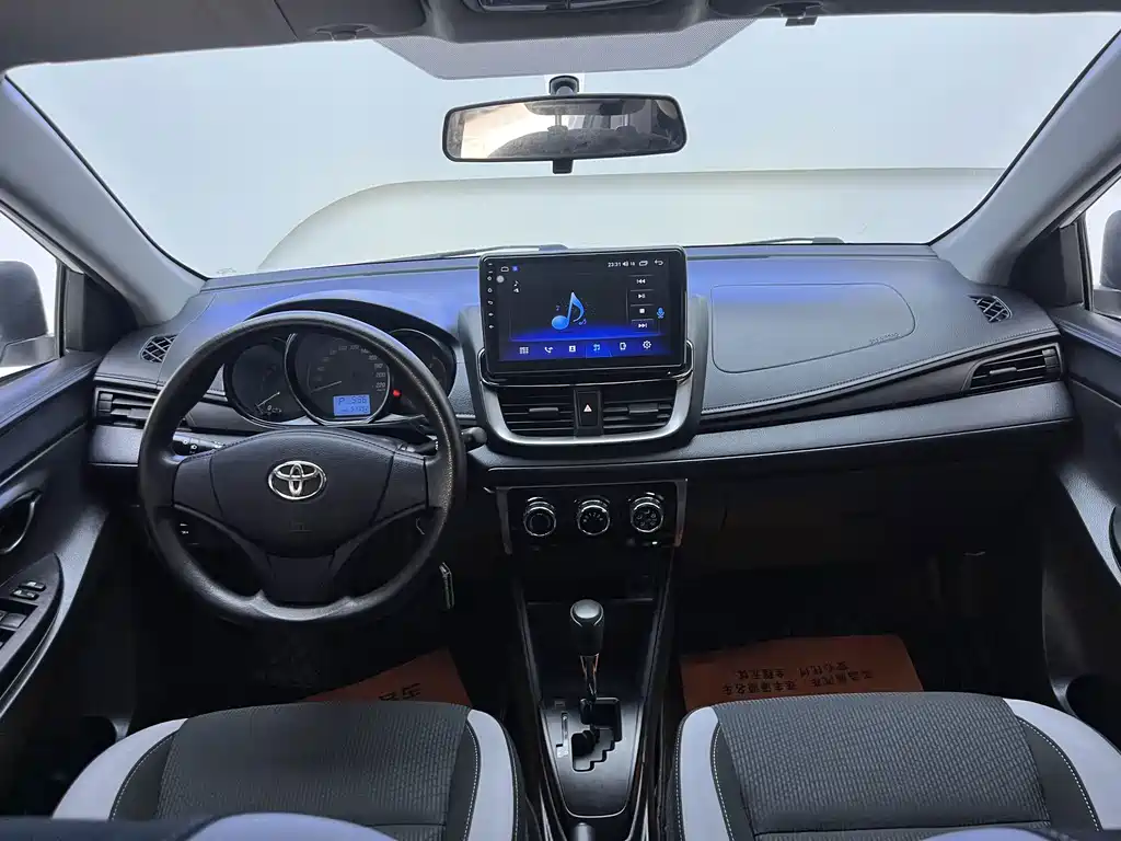 Toyota Yaris L — фото 7