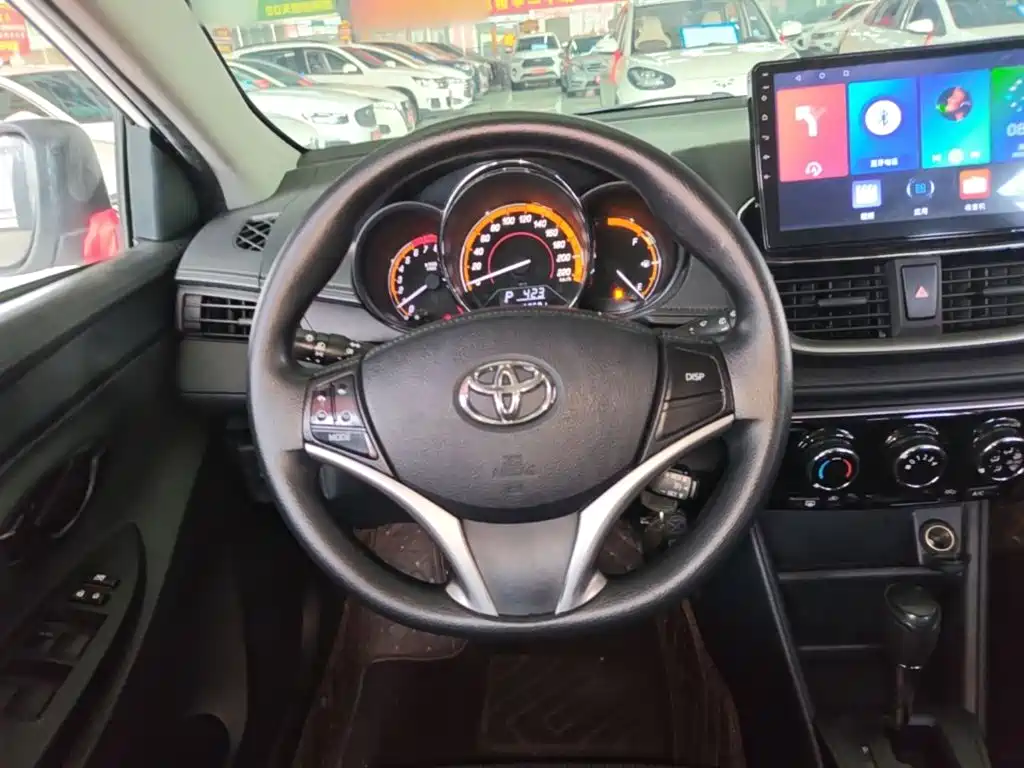 Toyota Yaris L — фото 11