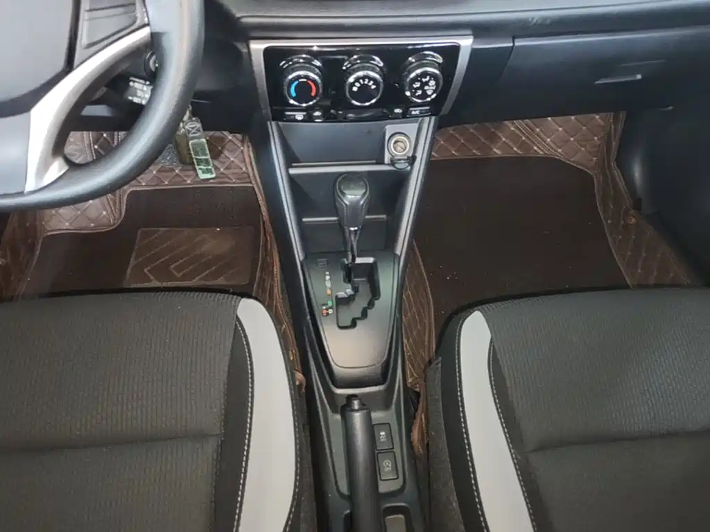 Toyota Yaris L — фото 14