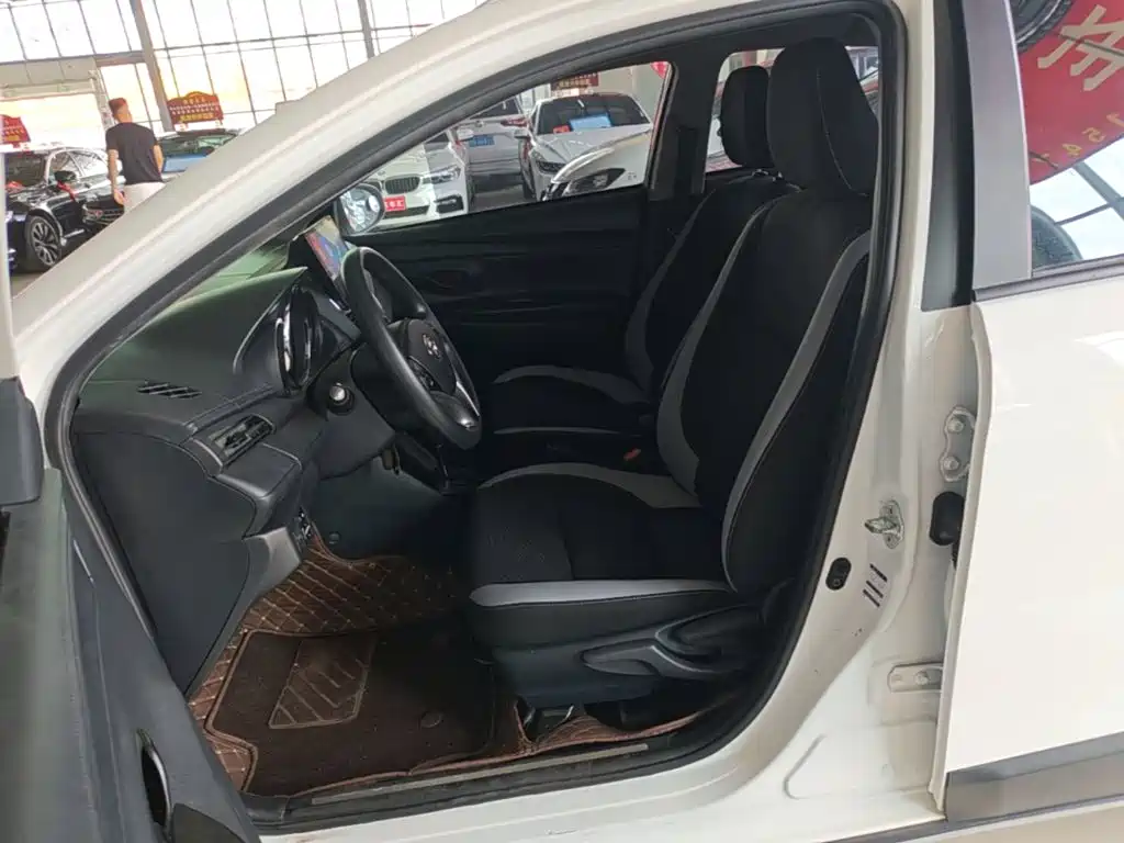 Toyota Yaris L — фото 15