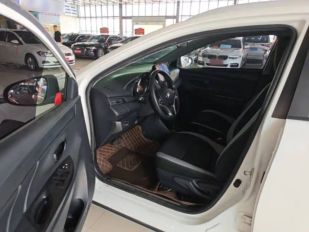 Toyota Yaris L — фото 16