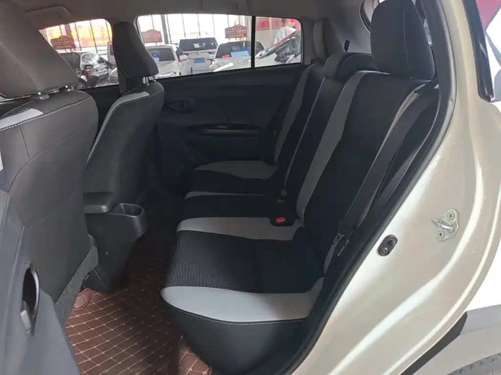 Toyota Yaris L — фото 17