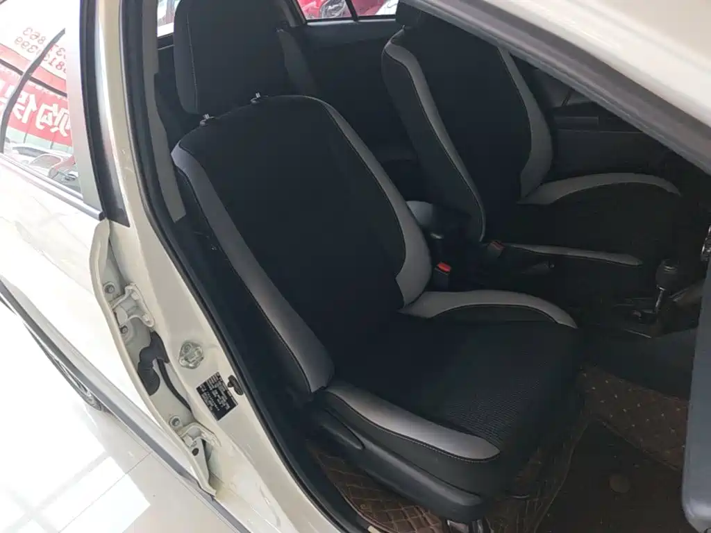 Toyota Yaris L — фото 25
