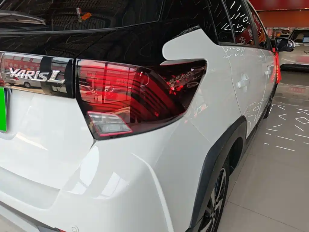 Toyota Yaris L — фото 8