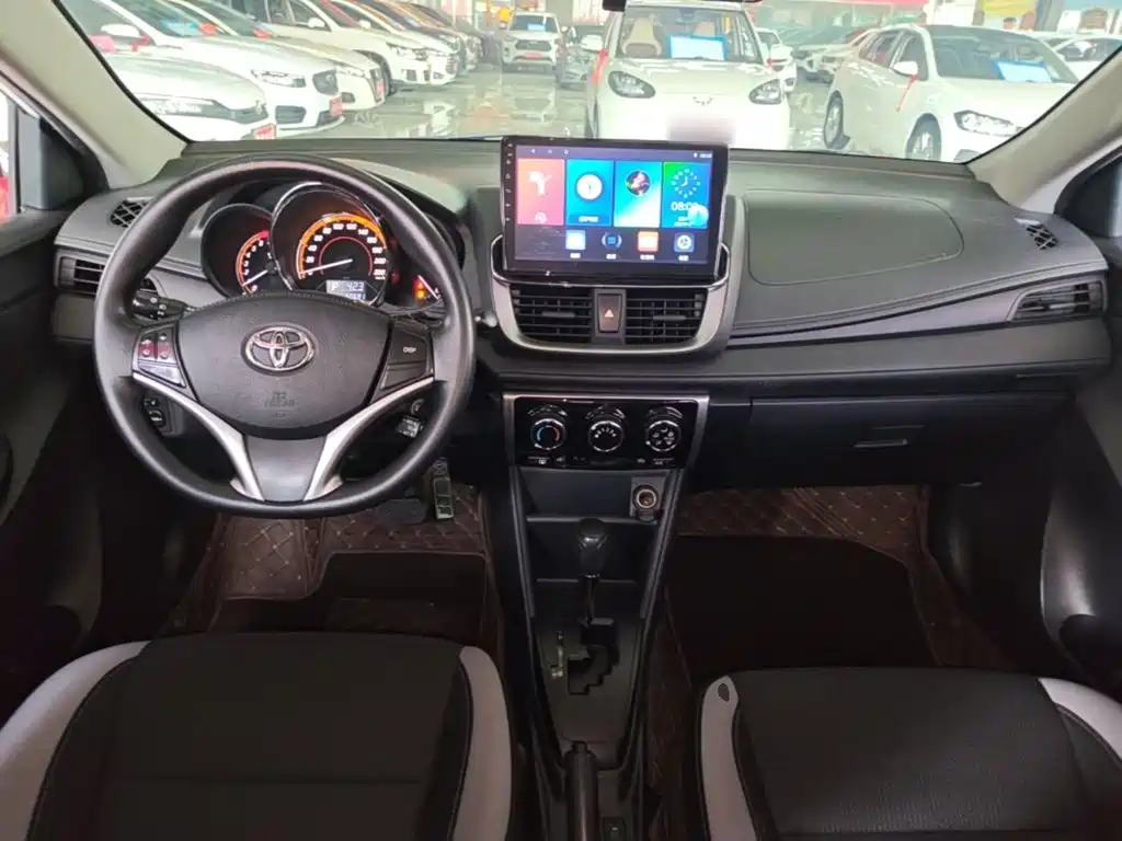 Toyota Yaris L — фото 10