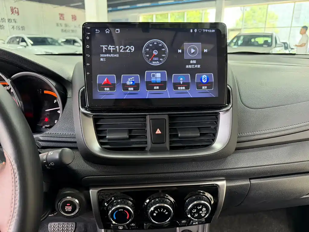 Toyota Yaris L — фото 11