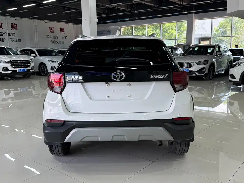Toyota Yaris L — фото 5