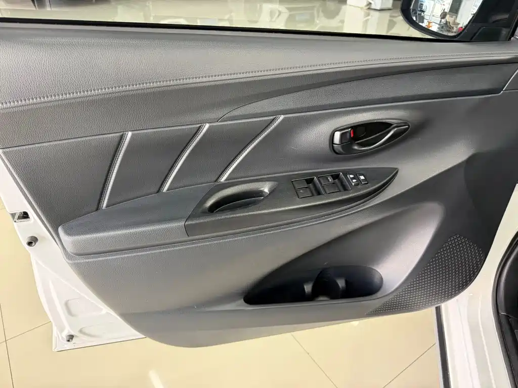 Toyota Yaris L — фото 8