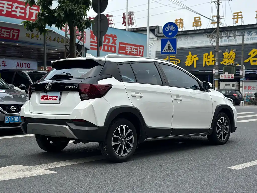 Toyota Yaris L — фото 3