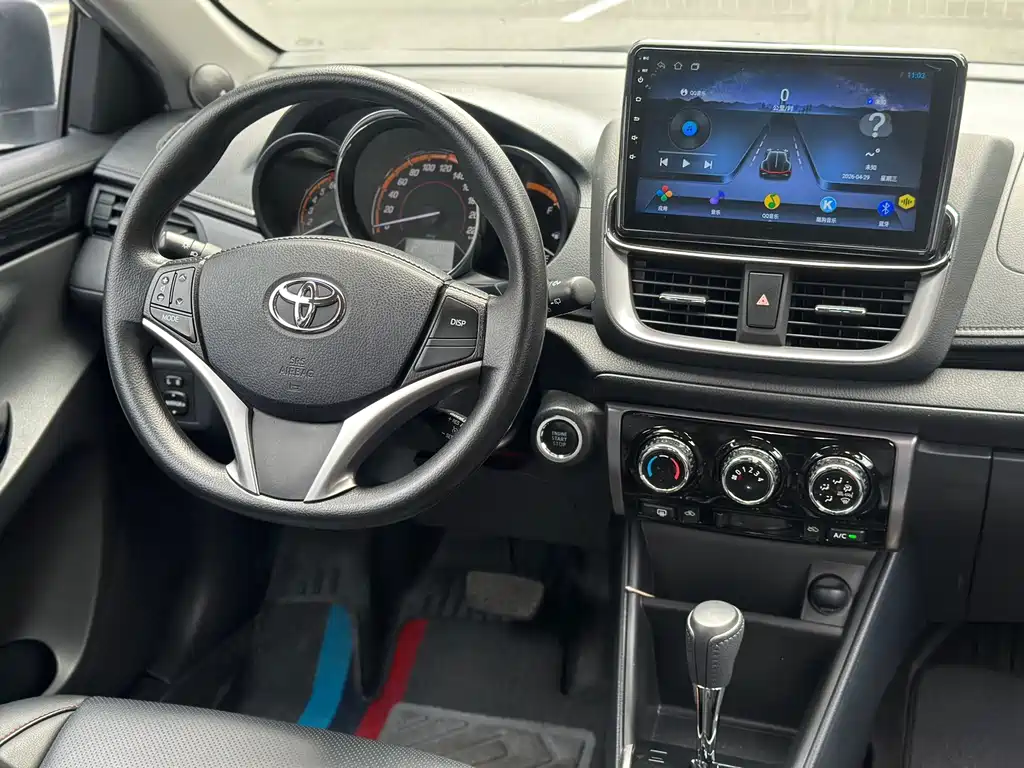 Toyota Yaris L — фото 7