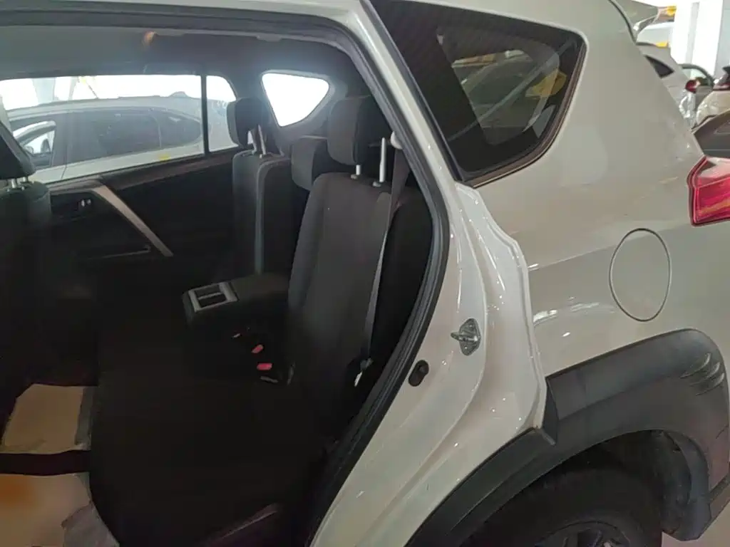 Toyota RAV4 — фото 17