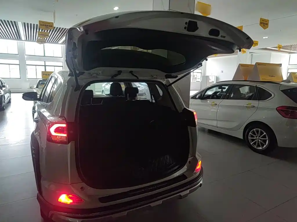 Toyota RAV4 — фото 19