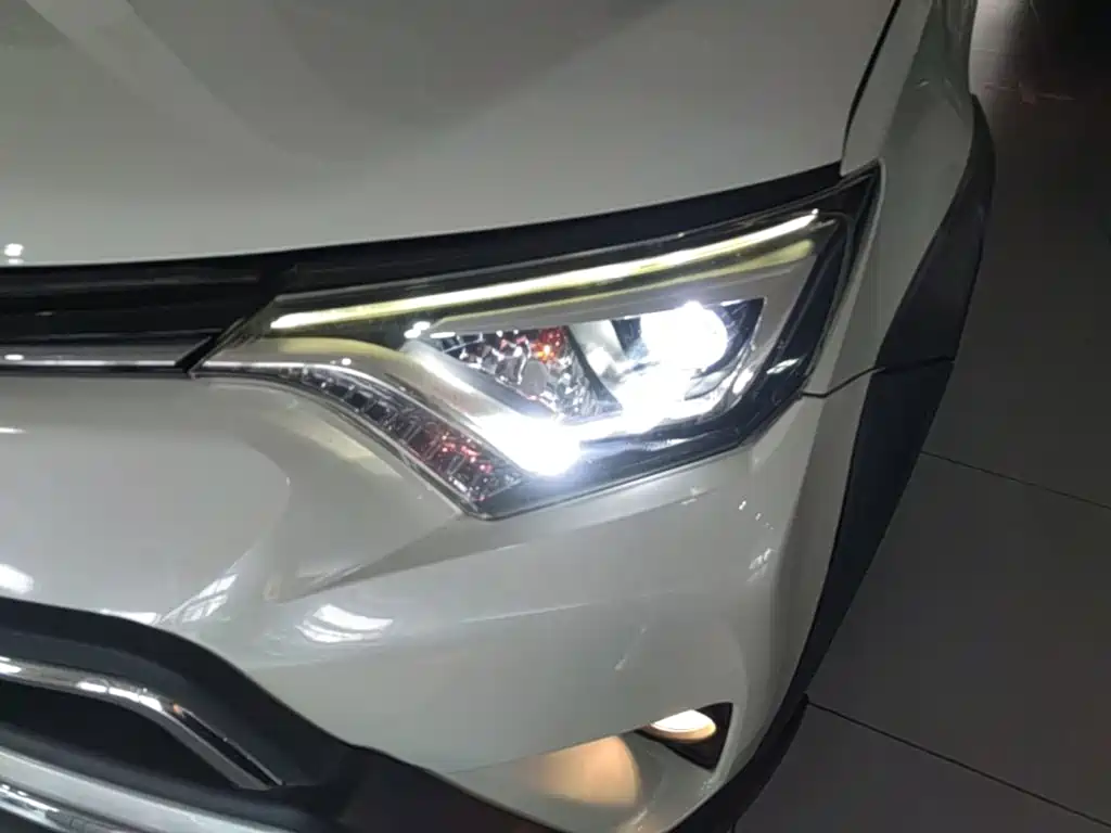 Toyota RAV4 — фото 24