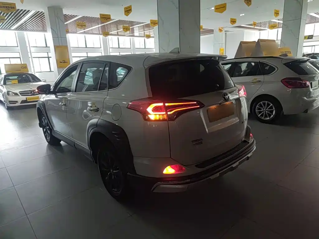 Toyota RAV4 — фото 5