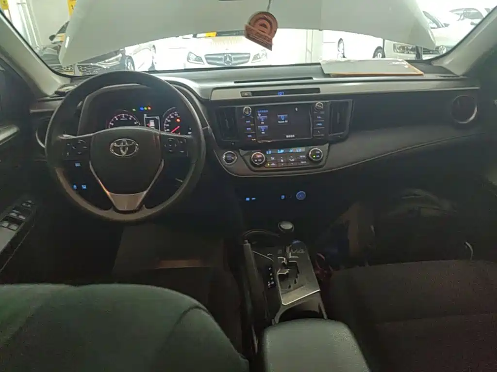 Toyota RAV4 — фото 10