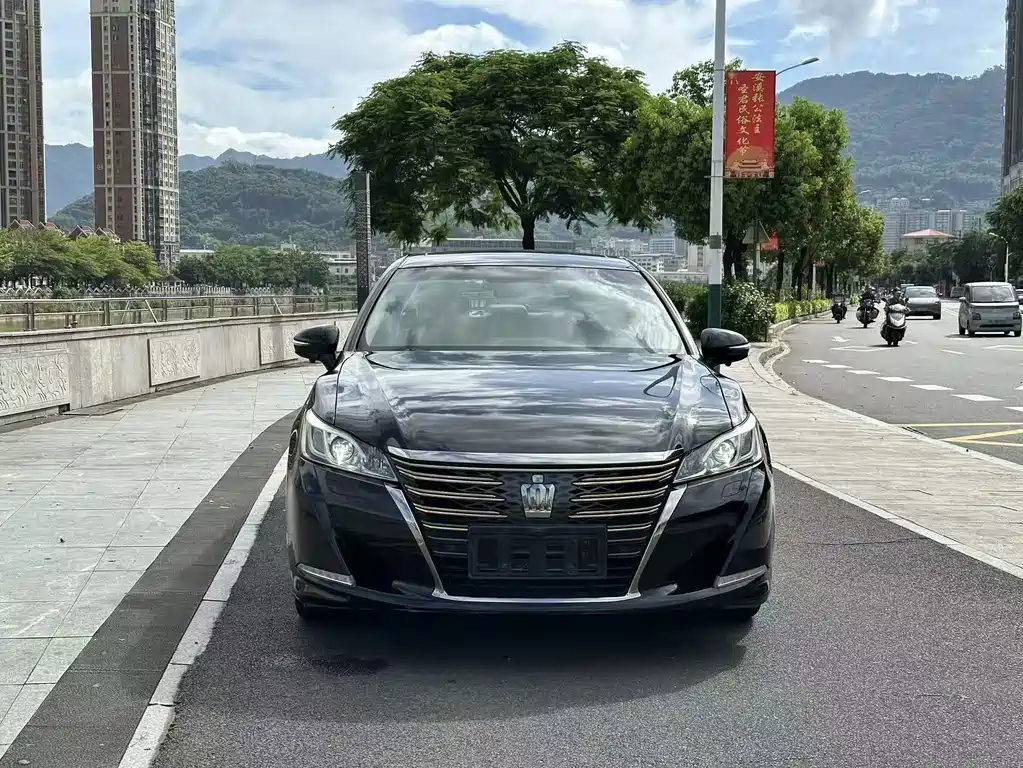 Toyota Crown — фото 2