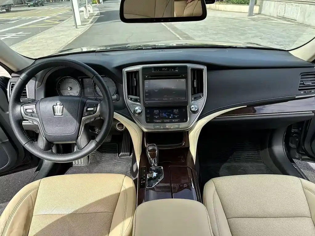 Toyota Crown — фото 9
