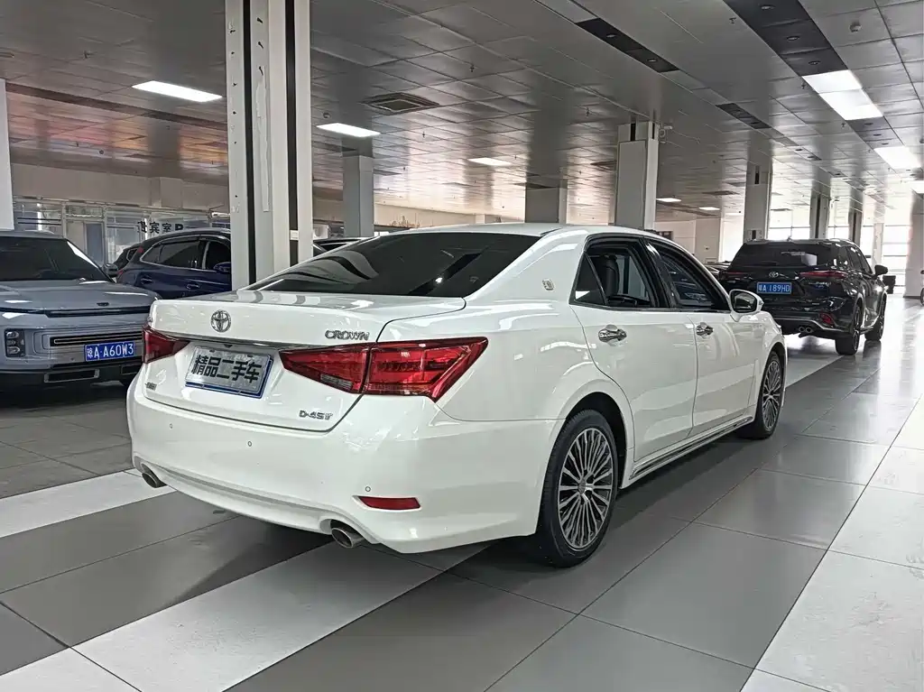 Toyota Crown — фото 10