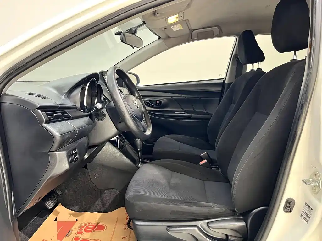 Toyota Yaris L — фото 3