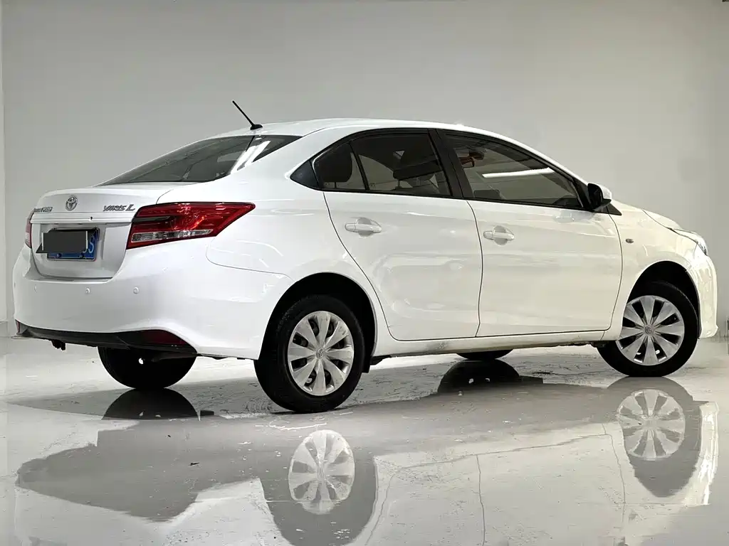 Toyota Yaris L — фото 8