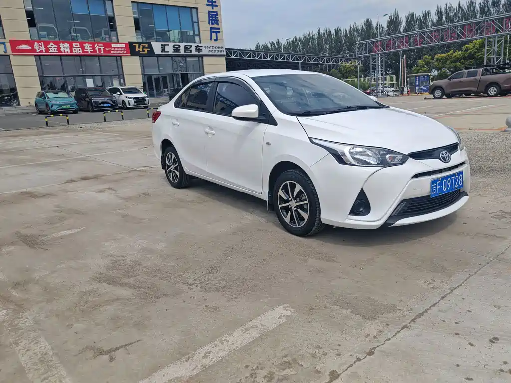 Toyota Yaris L — фото 3