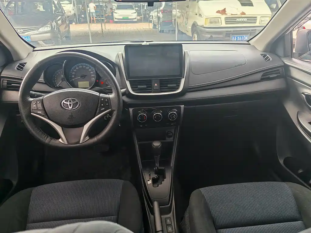 Toyota Yaris L — фото 5