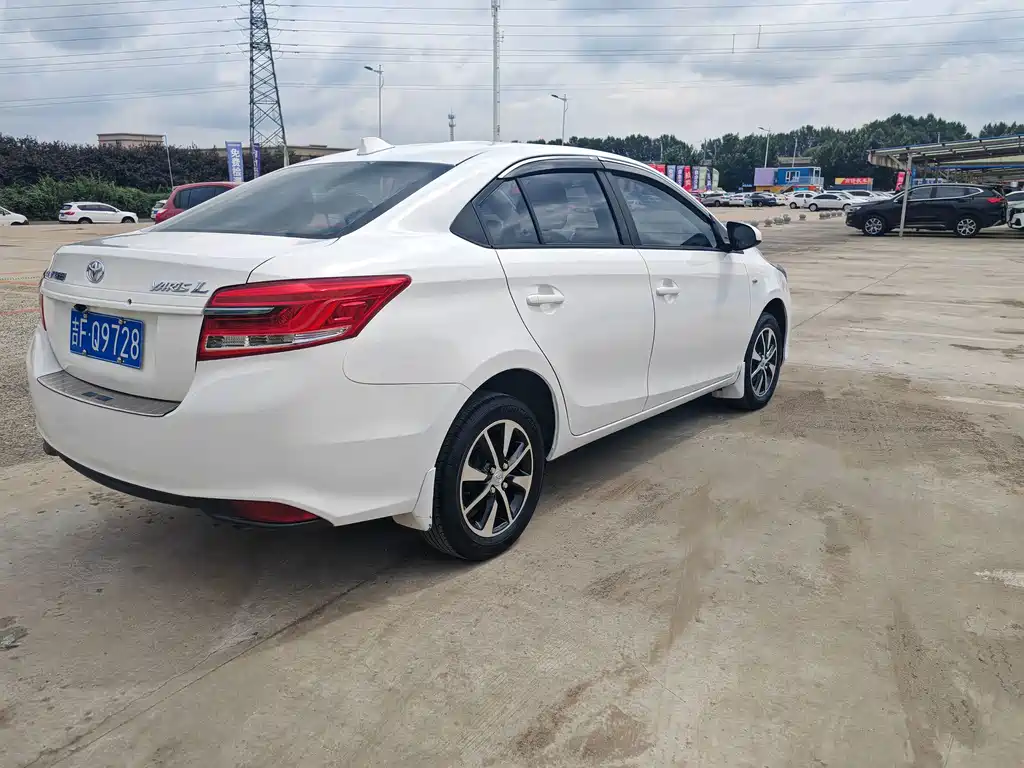 Toyota Yaris L — фото 7
