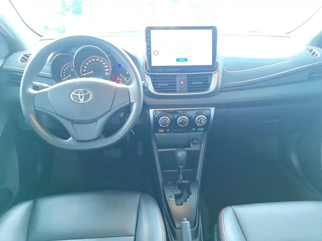 Toyota Yaris L — фото 10