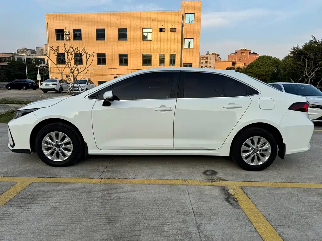 Toyota Corolla — фото 4