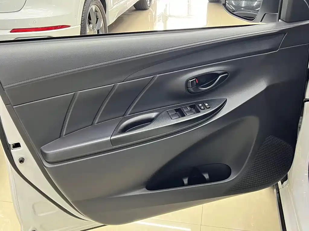 Toyota Yaris L — фото 13