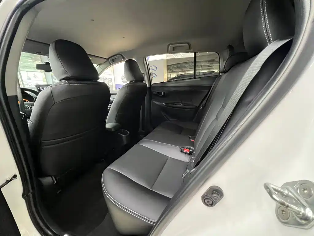 Toyota Yaris L — фото 7