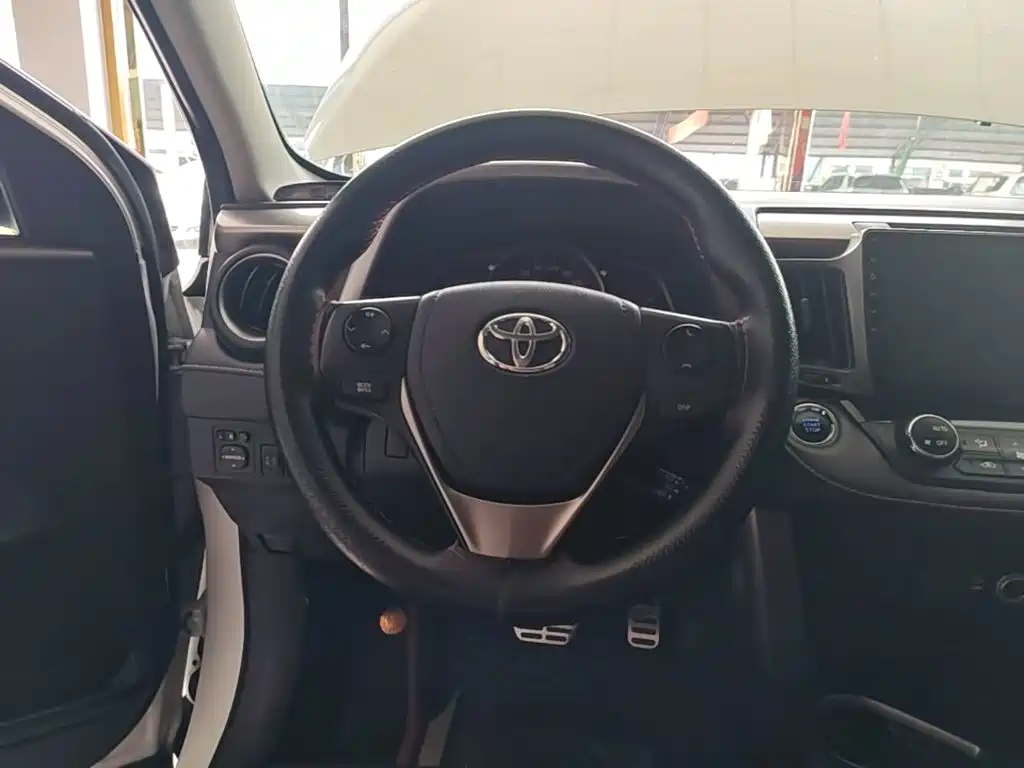 Toyota RAV4 — фото 11