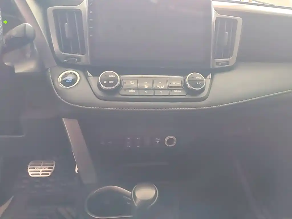 Toyota RAV4 — фото 13