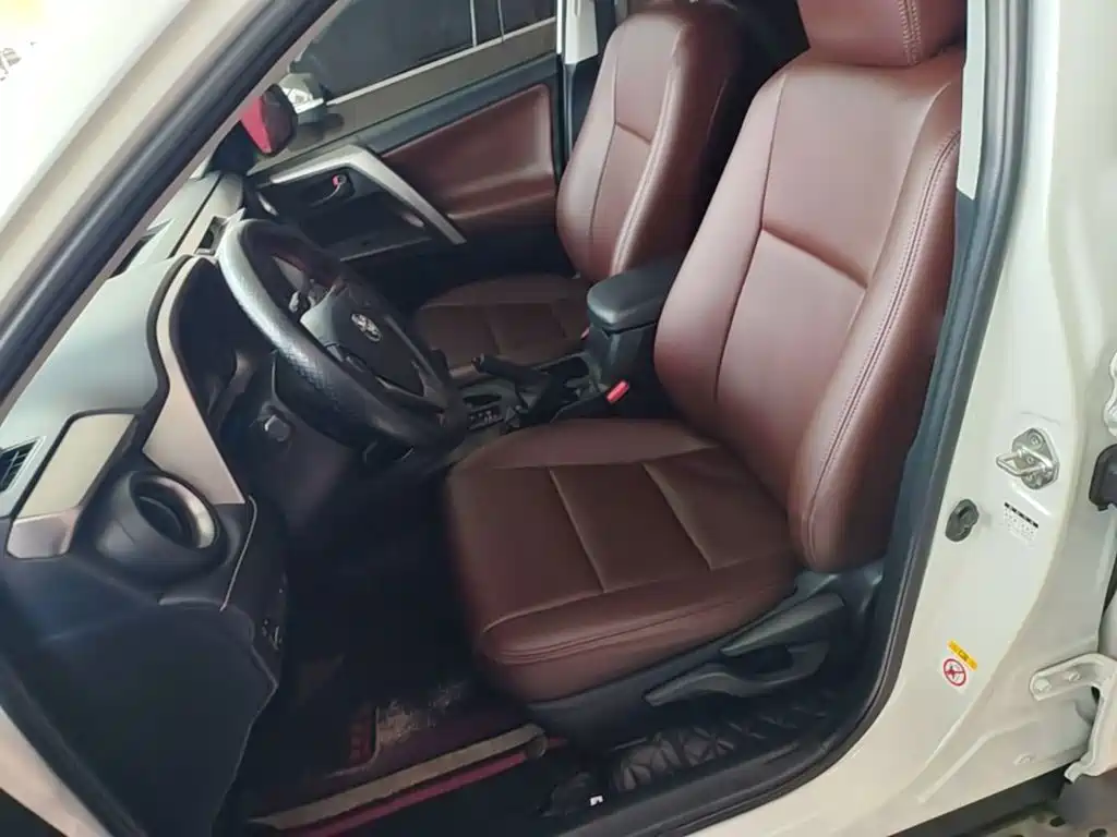 Toyota RAV4 — фото 15