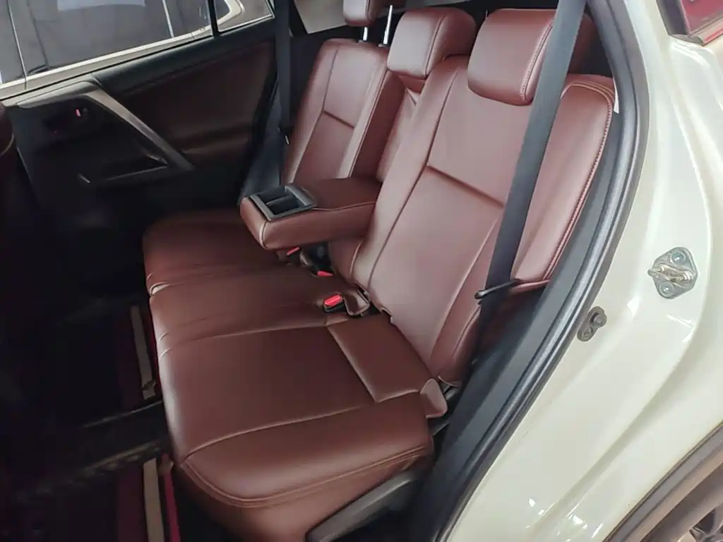Toyota RAV4 — фото 17