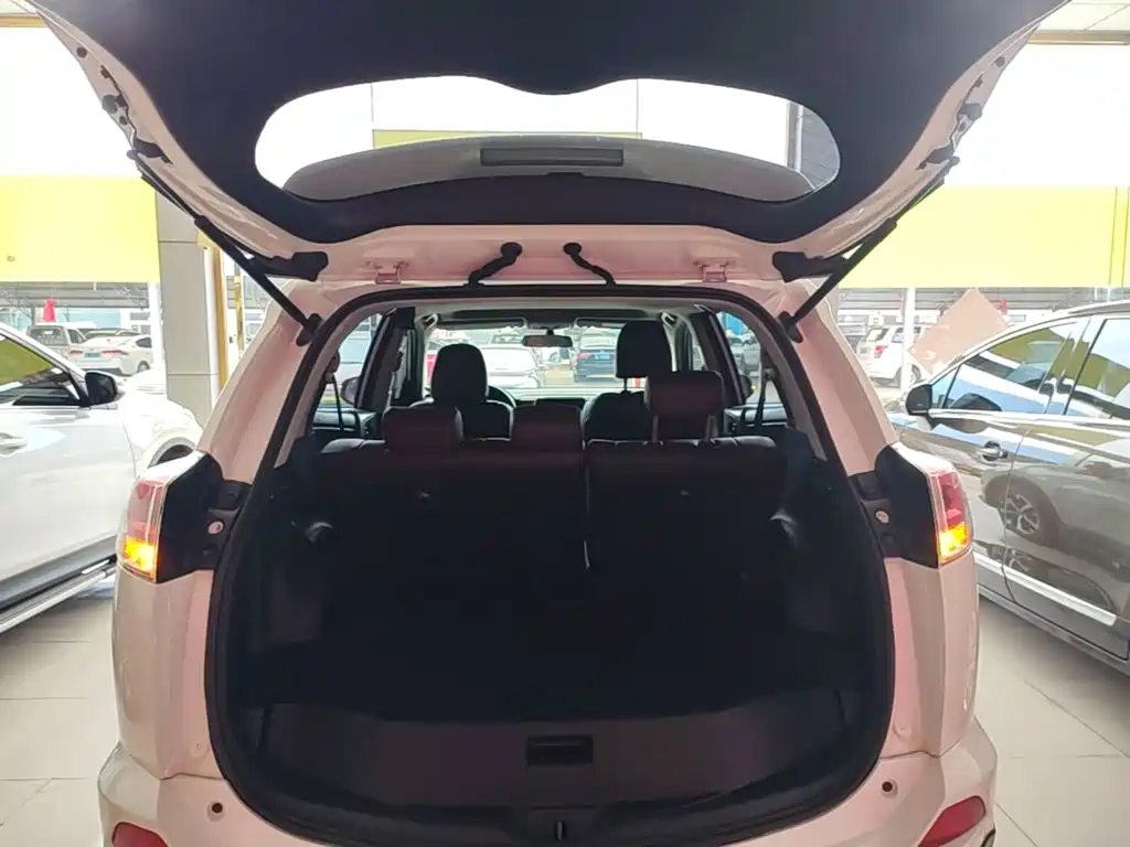 Toyota RAV4 — фото 19