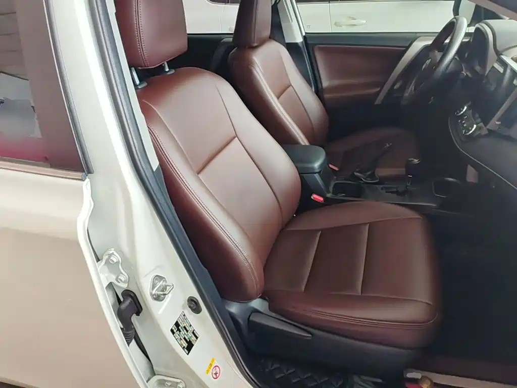 Toyota RAV4 — фото 25
