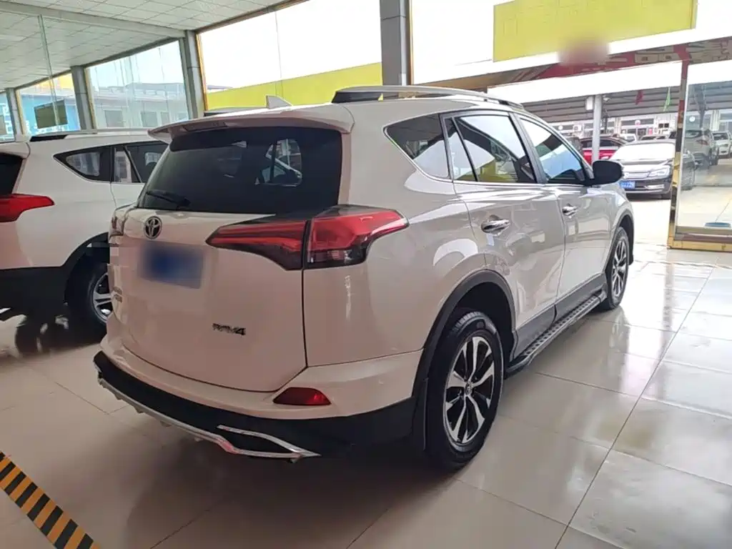 Toyota RAV4 — фото 7