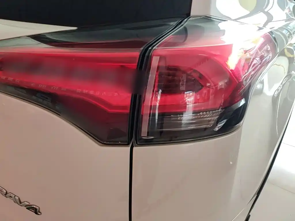Toyota RAV4 — фото 8
