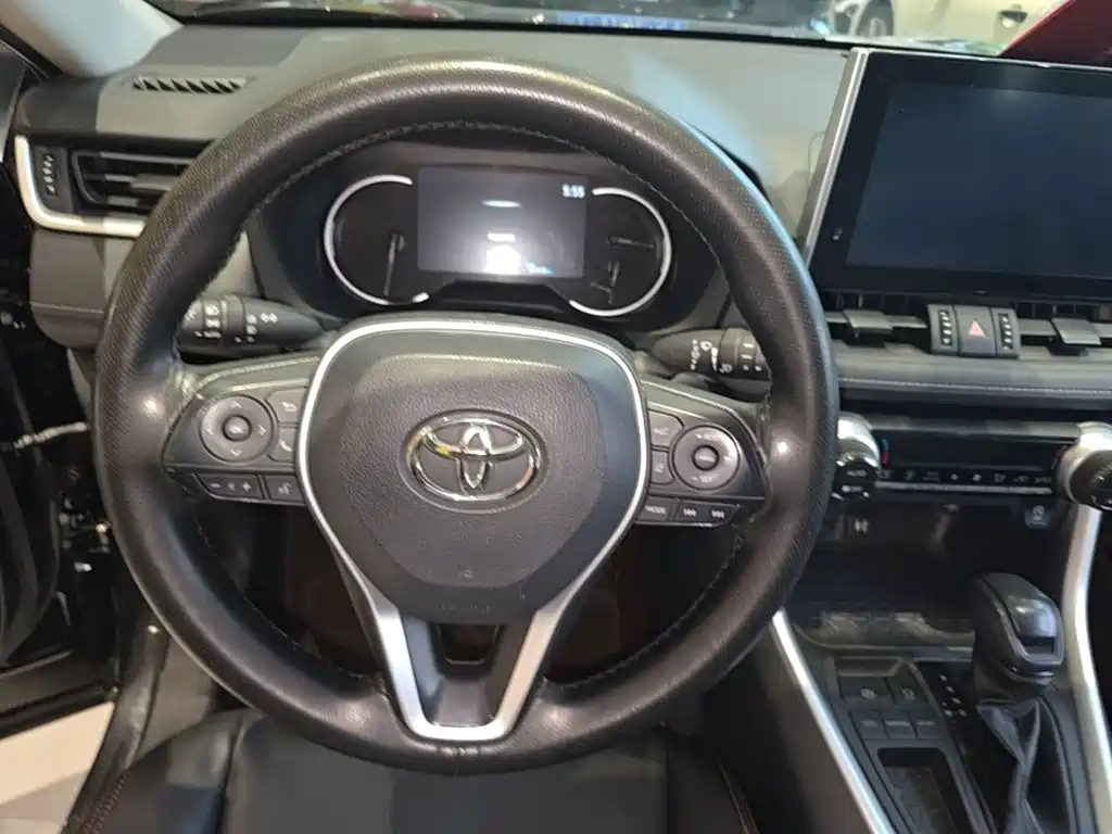 Toyota RAV4 — фото 11