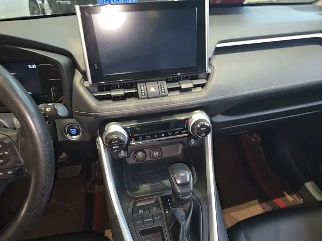 Toyota RAV4 — фото 13