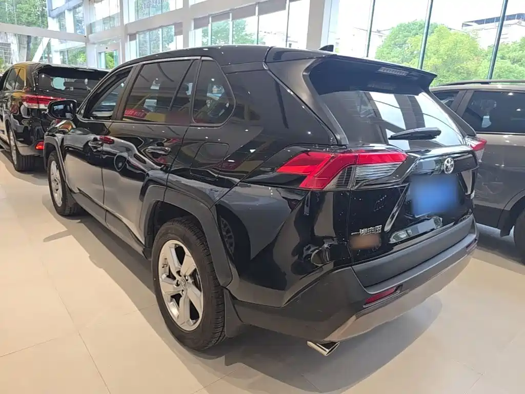 Toyota RAV4 — фото 5