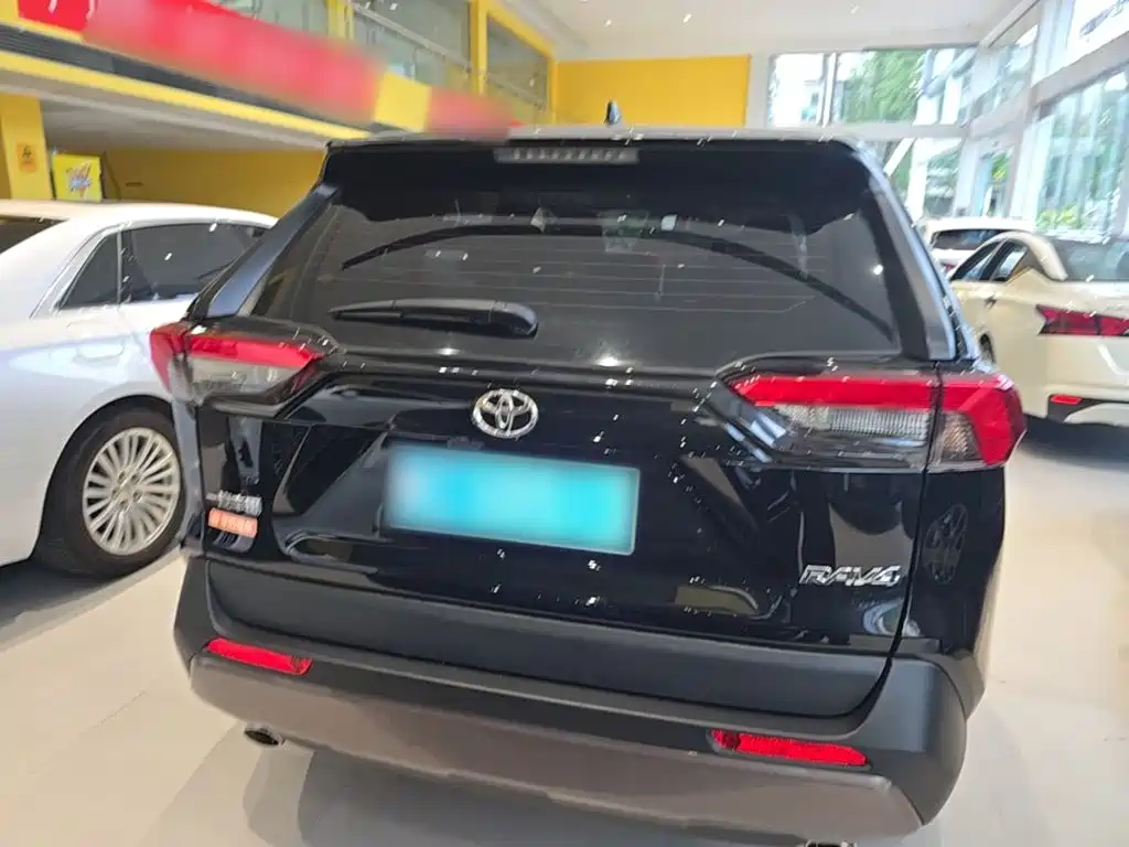 Toyota RAV4 — фото 6
